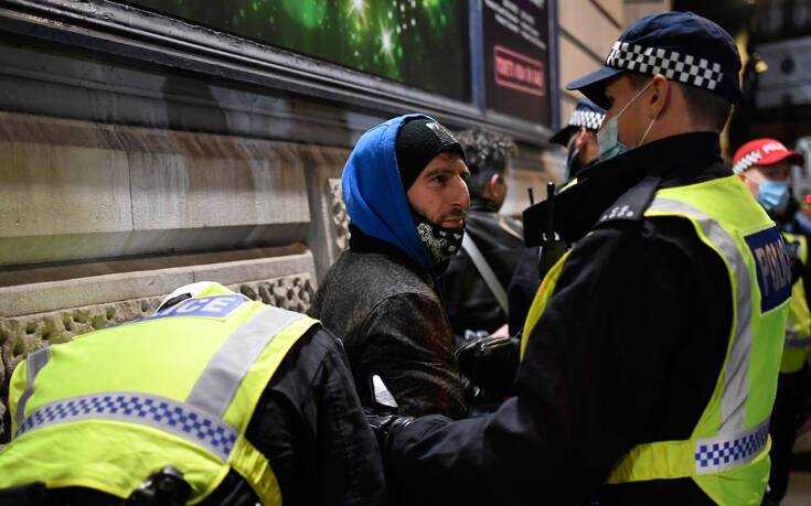 Συλλήψεις 104 Λονδρέζων για παραβίαση των περιοριστικών μέτρων για τον κορονοϊό
