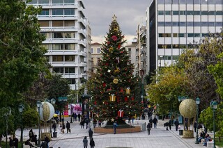 Κόσμος στην πλατεία Συντάγματος με το χριστουγεννιάτικο δέντρο