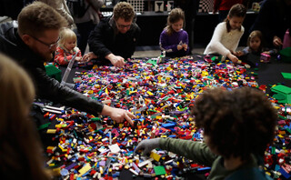 Παιδιά παίζουν με τουβλάκια lego