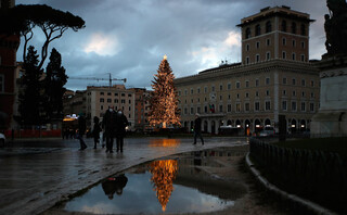Στολισμένο χριστουγεννιάτικο δέντρο στην άδεια Piazza Venezia