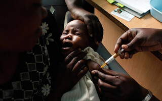 Παιδάκι εμβολιάζεται στην Αφρική