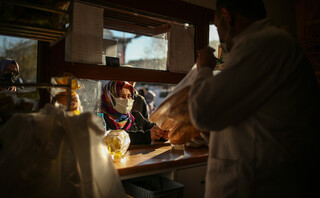 Γυναίκα παίρνει χωμί στην Τουρκία