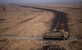 Αμερικανοί στρατιώτες οδηγούν ένα μαχητικό όχημα Bradley στη Συρία