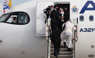 Ο Πάπας σκοντάφτει στα σκαλιά του αεροπλάνου