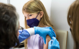 Εμβόλιο σε μικρό κορίτσι