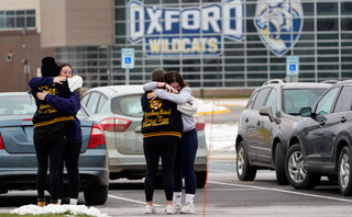 Μαθητές αγκαλιάζονται έξω από σχολείο στο Μίσιγκαν μετά την επίθεση 15χρονου με όπλο