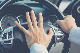 Χέρι οδηγού σε κόρνα αυτοκινήτου
