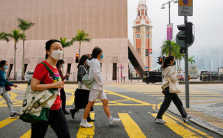 Κόσμος με μάσκες σε δρόμο του Χονγκ Κονγκ
