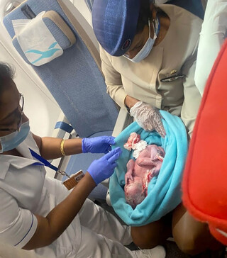 Νεογέννητο μωρό σε αεροπλάνο