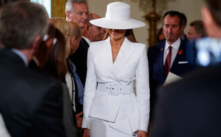 Το καπέλο που φορούσε η Μελάνια Τραμπ κατά την επίσκεψη του ζεύγους Μακρόν