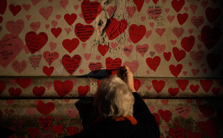 Γυναίκα γράφει μήνυμα σε τοίχο