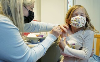 Παιδί εμβολιάζεται για τον κορονοϊό