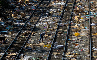 Χιλιάδες χαρτόκουτα σε ράγες τρένου