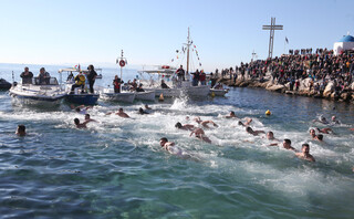Κολυμβητές πιάνουν τον σταυρό
