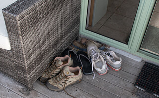 Παπούτσια σε έξω από πόρτα