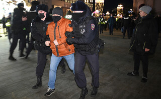 Συλλήψεις διαδηλωτών κατά του πολέμου με την Ουκρανία στη Ρωσία
