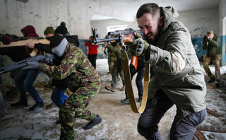 Πολίτες εκπαιδεύονται με όπλα στην Ουκρανία