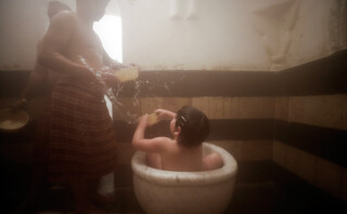 Παιδί κάνει μπάνιο στη Συρία