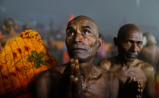 Πιστός σε ινδουιστική προσευχή