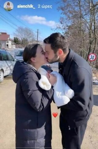Ο Σάκχοφ με τη σύζυγό του και το μωρό τους στα σύνορα Ουκρανίας - Ρουμανίας