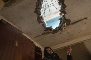 Γυναίκα βλέπει το κατεστραμμένο σπίτι της στην Ουκρανία