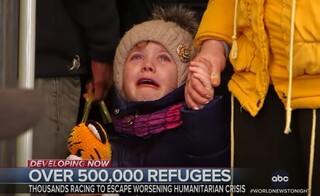 Ένα παιδί – πρόσφυγας από την Ουκρανία κλαίει