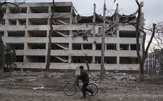Κατεστραμμένη πόλη η Μαριούπολη στην Ουκρανία