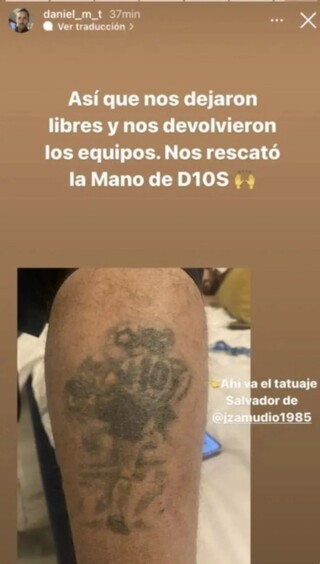 Τατουάζ του Μαραντόνα στη γάμπα Αργεντίνου δημοσιογράφου