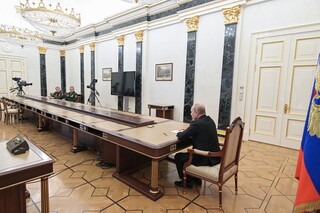 Ο Πούτιν σε τεράστριο τραπέζι με συμβούλους του
