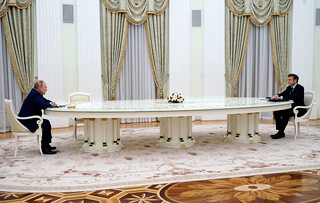 O Πούτιν με τον Μακρόν σε τεράστιο τραπέζι