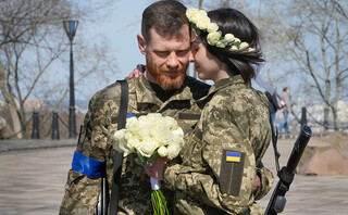 Ζευγάρι Ουκρανών στρατιωτών παντρεύτηκε
