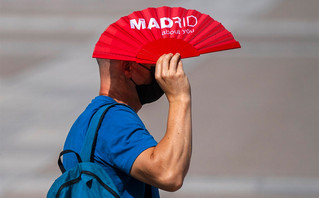 Άντρας κρατάει βεντάλια στην Ισπανία