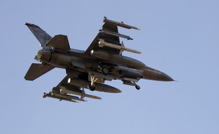 F-16 σε πτήση πάνω από βάση του ΝΑΤΟ