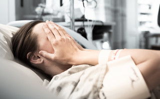 Γυναίκα ασθενής ξαπλωμένη στο κρεβάτι του νοσοκομείου