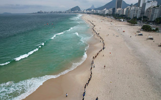 Ρίο ντε Τζανέιρο, Βραζιλία: «Μια αγκαλιά» για καθαρότερους ωκεανούς