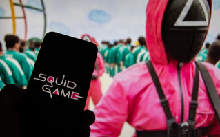 Ένα κινητό με φόντο σκηνή από το Squid Game