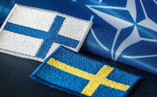 Οι σημαίες Φινλανδίας – Σουηδίας στο ΝΑΤΟ