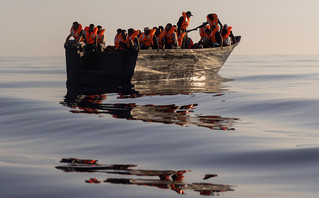 Μετανάστες με σωσίβια σε βάρκα