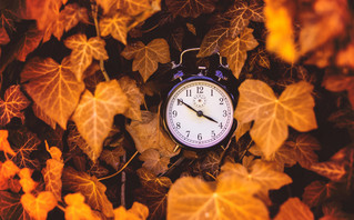 Αλλαγή ώρας - Ρολόι ανάμεσα σε φύλλα