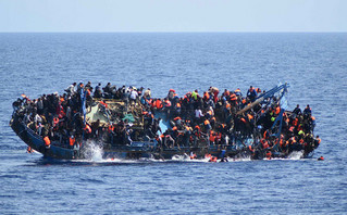Σκάφος με μετανάστες που βουλιάζει