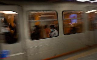 Κόσμος μέσα στο μετρό