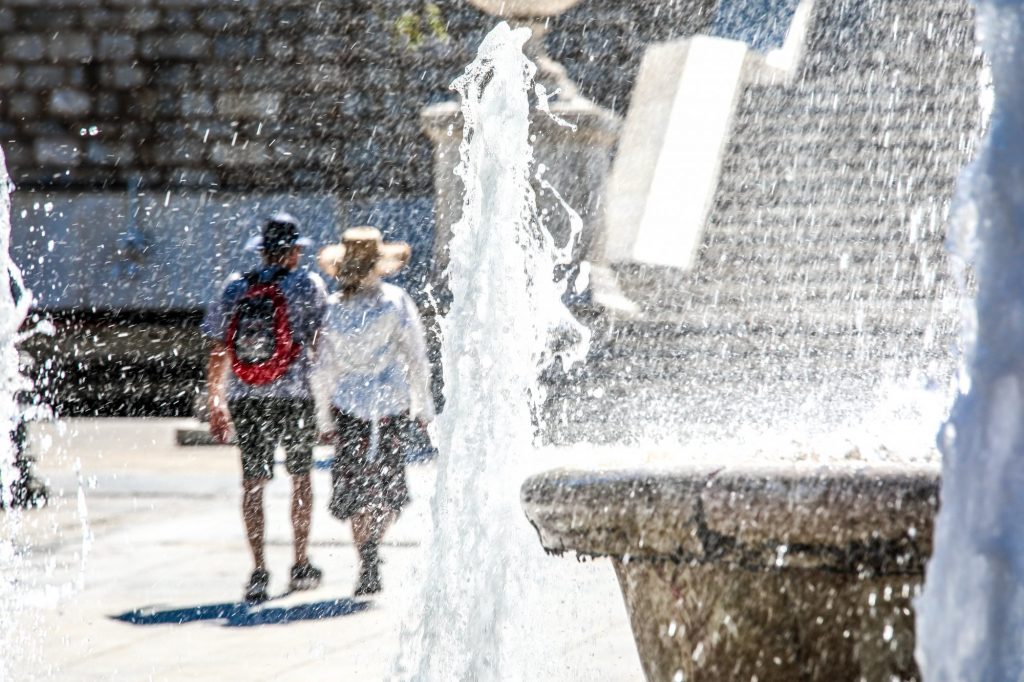 Θα είναι ηλιόλουστο το σκηνικό του καιρού με περιορισμένη ορατότητα και αναμενόμενη πτώση της θερμοκρασίας