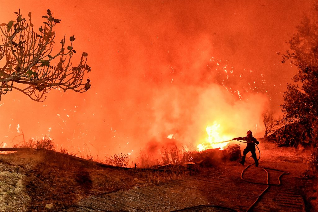 Φωτιά στην Κορινθία δύο νεκροί και τεράστιες καταστροφές σε αγωνία και υπερένταση