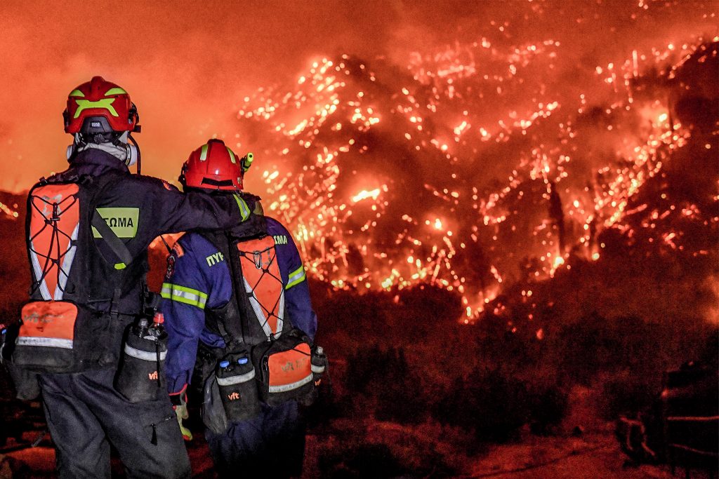 Φωτιά στο Ξυλόκαστρο προκαλεί φθορές και θανάτους λόγω ισχυρών ανέμων