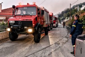 Εκκένωση στην περιοχή Ξυλόκαστρου λόγω δασικής πυρκαγιάς