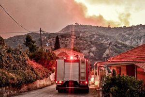 Τραγωδία στην Κορινθία: Δύο άνδρες χάνουν τη ζωή τους προσπαθώντας να βοηθήσουν στην κατάσβεση πυρκαγιάς