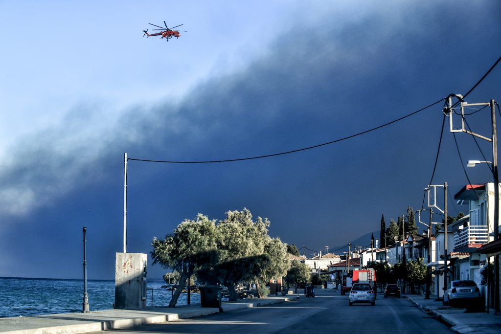 Μάχη κατά των αναζωπυρώσεων στη φωτιά της Στιμάγκας Κορινθίας