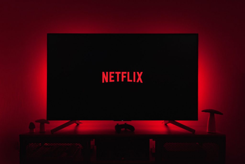 Η αυξανόμενη τάση ακυρώσεων συνδρομών στο Netflix και η πολιτική εμπλοκή του Ριντ Χέιστινγκς